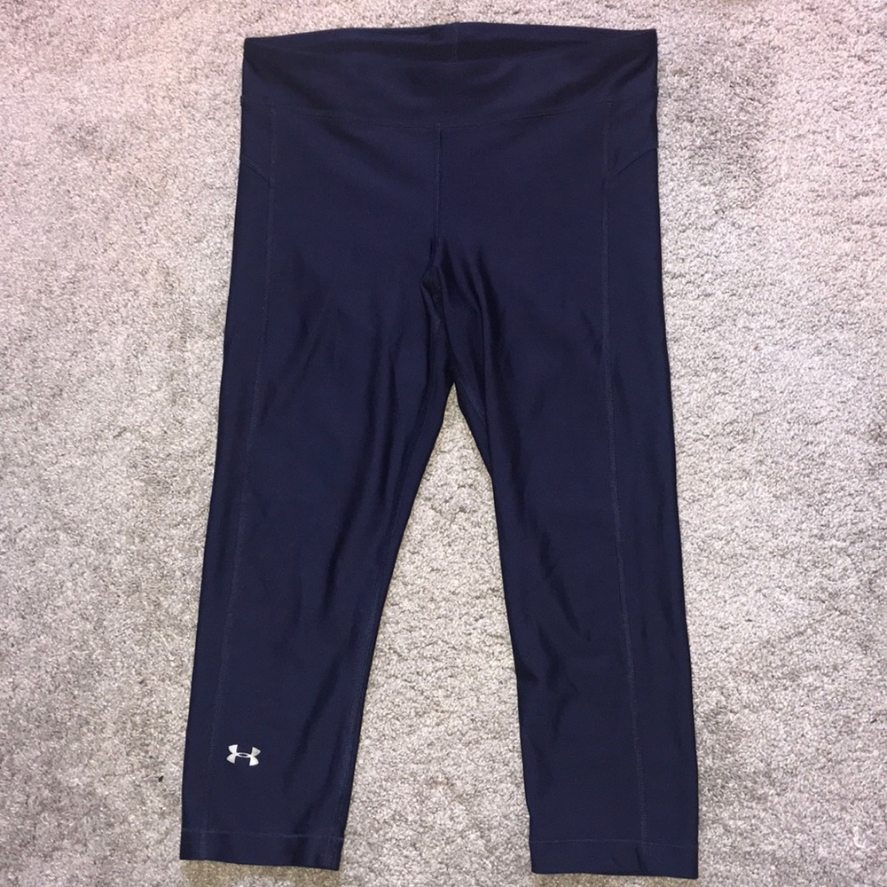Navy Under Armour Cropped Leggings- Medium 💛